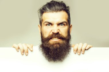kağıt ile kötü adam sakallı