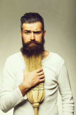 Sakallı adam süpürge ile