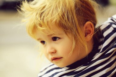 Çizgili tişörtlü bebek.