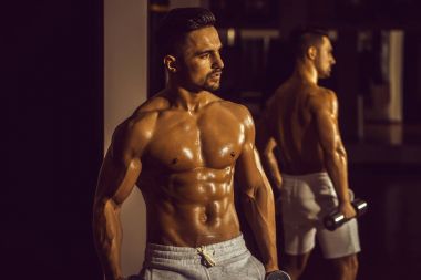 kaslı adam dumbbell ile