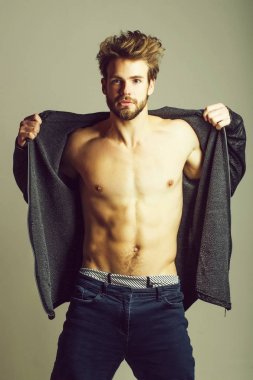 Yakışıklı kaslı gövde gösterir