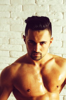 Yakışıklı adam veya kas maço