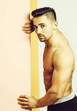 Yakışıklı adam veya kas maço