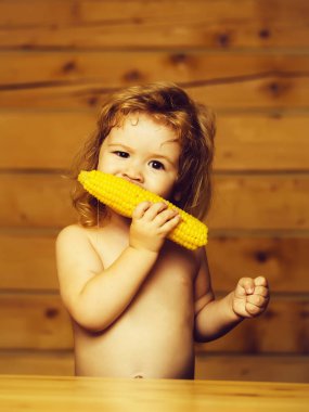sarı mısır yeme komik küçük çocuk çocuk