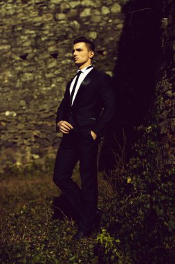 genç adam pozlar açık