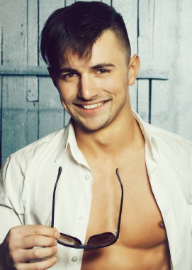 Şık erkek güneş gözlüğü