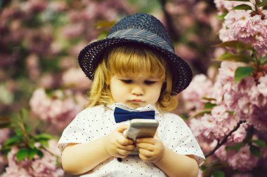 Retro çiçeği telefonunda çocukla