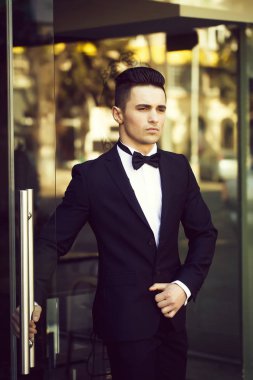 Yakışıklı adam düğmeleri takım elbise ceket