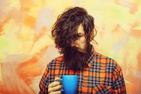 Uomo barbuto con elegante frangia di capelli in possesso di tazza blu — Foto Stock