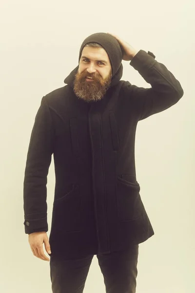 Skäggiga lycklig brutala kaukasiska man i svart kavaj och hatt — Stockfoto