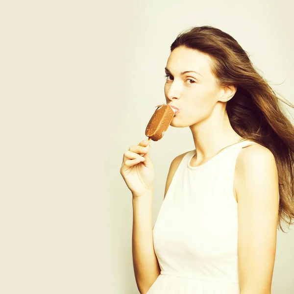 Pretty girl eating ice lolly — Stock Photo, Image