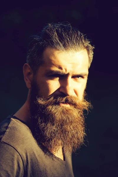 Хмурый бородатый мужчина с бородой — стоковое фото