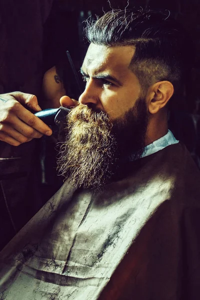 Bearded man getting long beard haircut with clipper — Stock Photo, Image