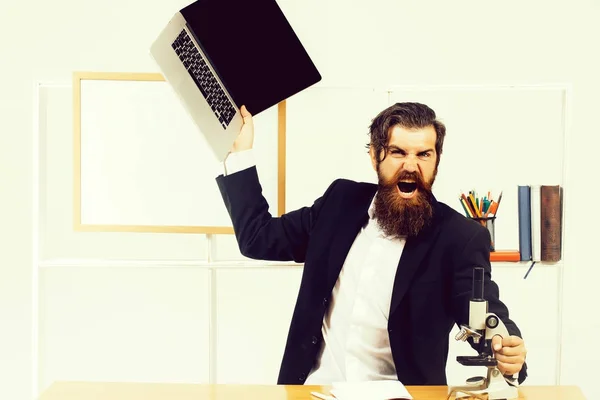 Hombre de negocios enojado con portátil —  Fotos de Stock