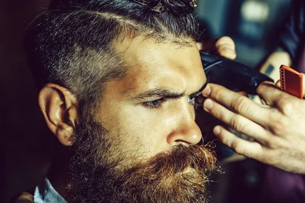 Bearded man with beard getting haircut by hairdresser at barbers — Stock Photo, Image
