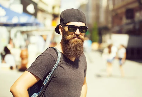 Joven hipster en gafas de sol — Foto de Stock