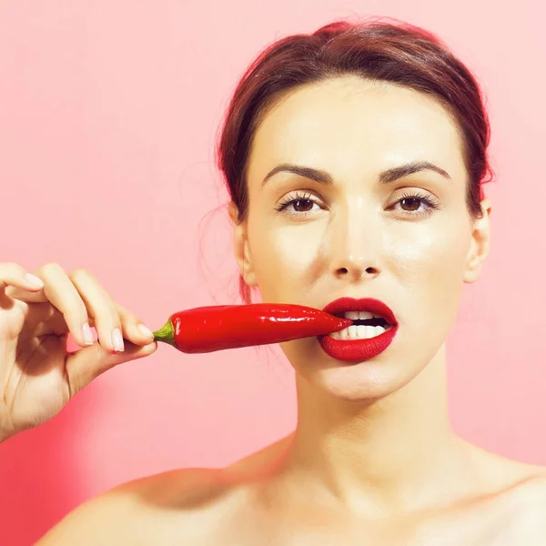 Flicka med röd chilipeppar — Stockfoto