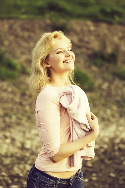 Vacker blond flicka i tröja — Stockfoto