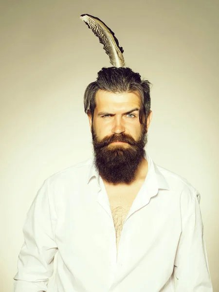 Homem barbudo com pena no cabelo — Fotografia de Stock