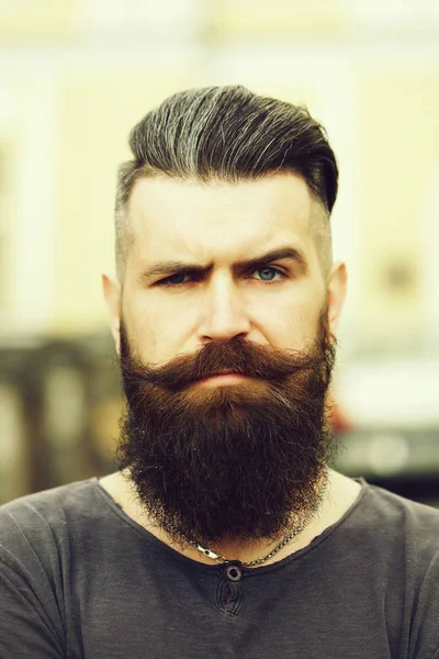 Bearded man outdoor — Stock Photo, Image