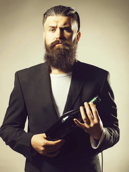 Bärtiger Mann mit Weinflasche — Stockfoto