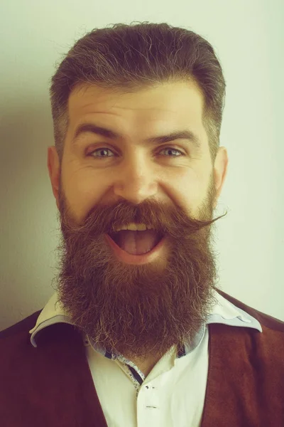 Бородатый мужчина, жестокий кавказский хипстер со счастливым улыбающимся лицом — стоковое фото