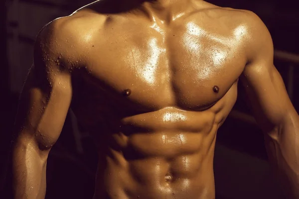 肌肉发达的男性湿的上身 — 图库照片