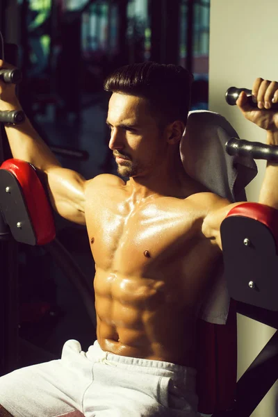 Musculoso hombre entrenamiento en gimnasio —  Fotos de Stock