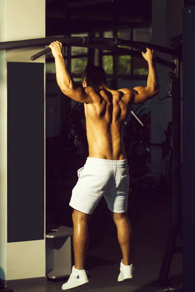 व्यायामशाळा मध्ये स्नायू माणूस प्रशिक्षण — स्टॉक फोटो, इमेज