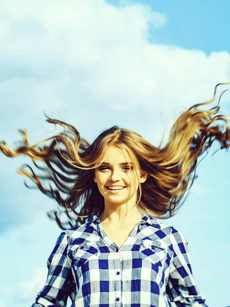 Söt flicka hoppar leende — Stockfoto
