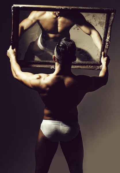 Ayna, yakışıklı kaslı vücut geliştirmeci — Stok fotoğraf