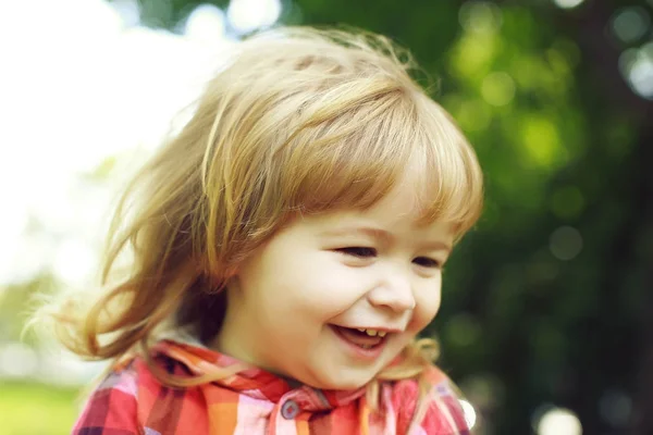 Niño pequeño feliz sobre fondo verde natural — Foto de Stock
