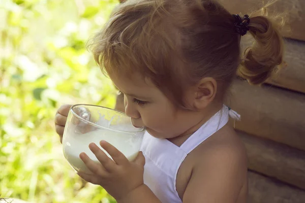 Schattige kleine jongen drinkt melk — Stockfoto