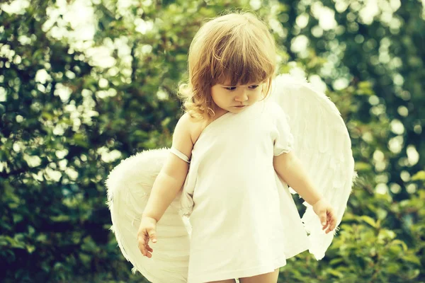 Petit garçon dans les ailes d'ange — Photo