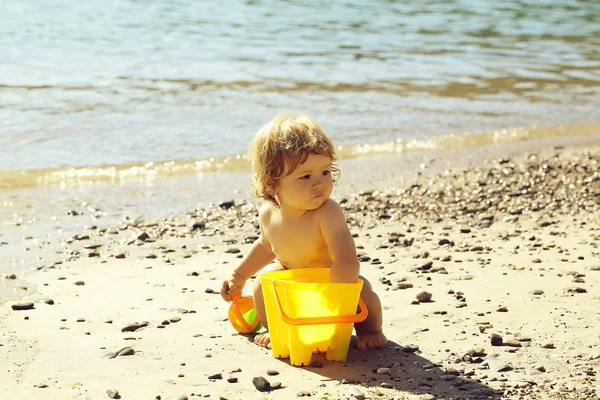 Chłopiec grający na plaży — Zdjęcie stockowe