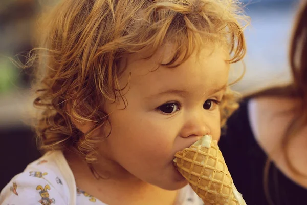 Menino comendo sorvete — Fotografia de Stock