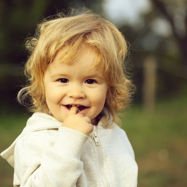 Porträtt av söt pojke — Stockfoto