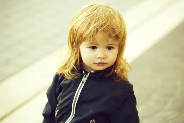 Mały chłopiec z cute twarz — Zdjęcie stockowe
