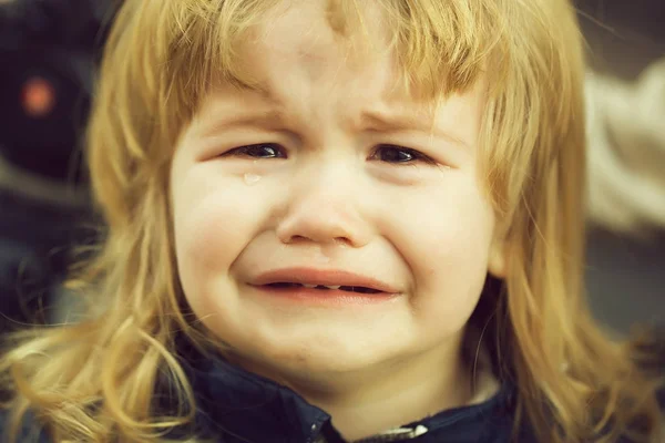 Маленький хлопчик плаче зі сльозами — стокове фото
