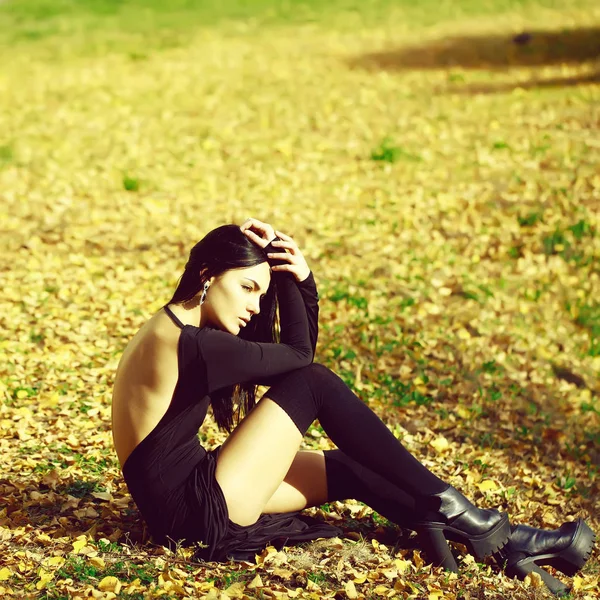 Mulher bonita sentada ao ar livre — Fotografia de Stock