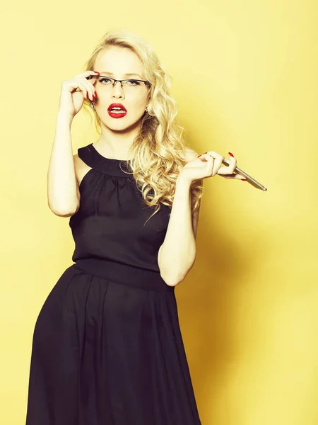 Sexy rubia en gafas con teléfono — Foto de Stock