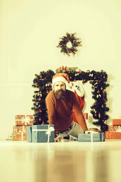 Рождественский бородатый мужчина с подарками — стоковое фото
