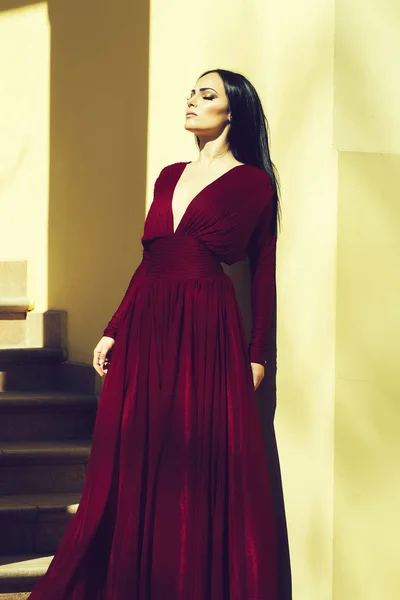 Donna in abito rosso all'aperto — Foto Stock