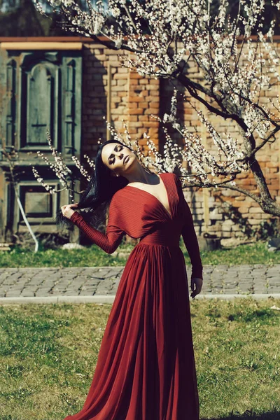 Жінка в червоній сукні на відкритому повітрі — стокове фото