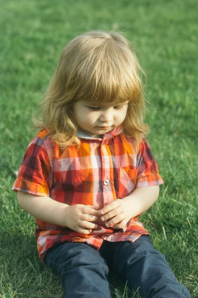 Kleiner Junge auf grünem Gras — Stockfoto