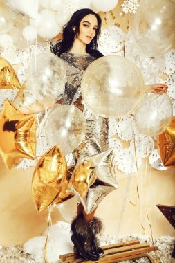 Festival Balonlu gümüş pullu elbiseli seksi kadın sledge