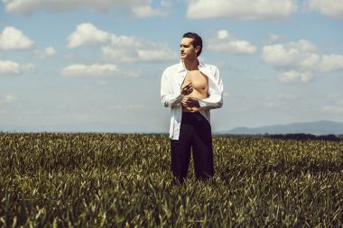 Açık tişörtlü yakışıklı adam