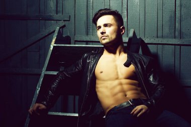 Şehvetli şık genç adam