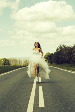 Düğün mutlu kadın yolda