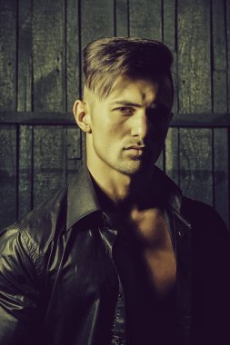 Kas gövde ile tişörtlü adam